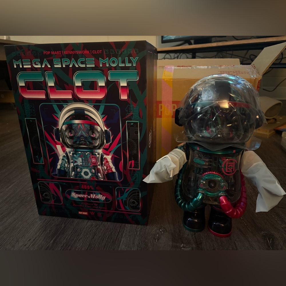 POPMART MEGA Space Molly 400% x CLOT
Magenta Alienegra Limited Ed